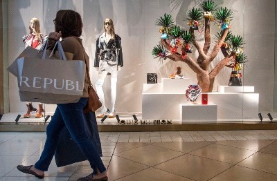 Người mua sắm đi qua cửa hàng của Louis Vuitton trong dịp Black Friday. Ảnh: AFP