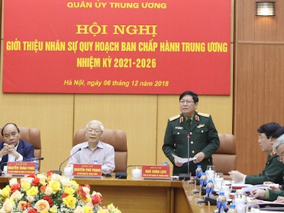Đại tướng Ngô Xuân Lịch, Bộ trưởng Quốc phòng (đứng) báo cáo kết quả các bước trong quy trình phát hiện, giới thiệu nhân sự quân đội ngày 6/12. Ảnh: Nguyễn Bằng.