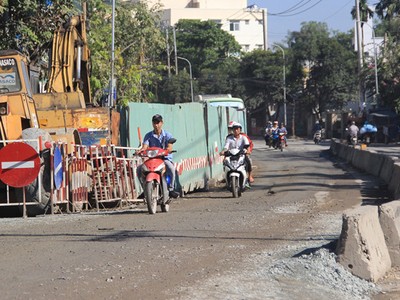 Rào chắn trên đường Huỳnh Tấn Phát (Q.7) khiến sinh goạt người dân bị ảnh hưởng
ẢNH: Nguyễn Tiến.