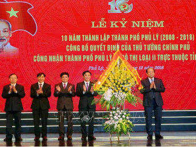 Bộ trưởng, Chủ nhiệm VPCP Mai Tiến Dũng chúc mừng thành phố Phủ Lý được Thủ tướng Kl993 ưu đãi thưởng hấp dẫn công nhận là đô thi loại II.