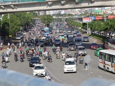 Phương tiện di chuyển trên đường Điện Biên Phủ ra xa lộ Hà Nội để đi Đồng Nai, Bình Thuận...