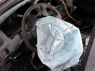 Bơm túi khí Takata bị lỗi, nổ quá mạnh khiến mảnh vỡ sắc nhọn có thể gây sát thương với người trên xe.