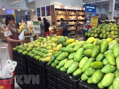 Khách lựa chọn mua hàng tại siêu thị Big C Hà Nội. (Ảnh: Trần Việt/TTXVN).