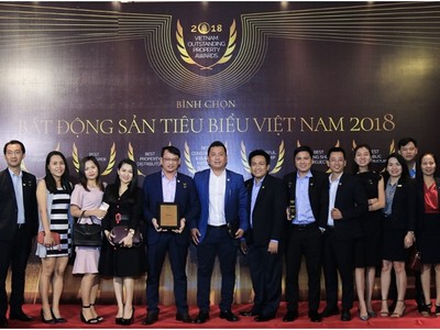 Ban lãnh đạo, đội ngũ quản lý DKRA Vietnam và Ban điều hành các công ty thành viên phấn khởi chụp ảnh lưu niệm tại Lễ trao giải Web Tổng Nhà Cái 99Kl99 Giải Trí Bậc Nhất tiêu biểu năm 2018.