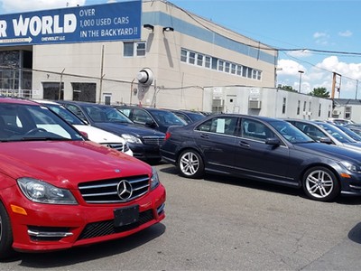 Một góc của đại lý Major World tại số 43-40 đại lộ Northern, Long Island, New York. Trên tấm biển có ghi "Hơn 1.000 ôtô đã qua sử dụng trong sân sau". Ảnh: Google Maps.