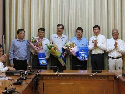 Ông Nguyễn Đình Hưng (áo xanh), Phó Giám đốc Sở Quy hoạch - Kiến trúc TP được bổ nhiệm giữ chức Trưởng BQL Xây dựng Trung tâm triển lãm quy hoạch TP.