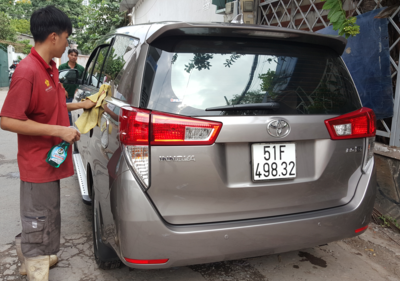 Giá rửa một chiếc xe 7 chỗ ngày 28 Tết tại Sài Gòn phổ biến 150.000 đồng.