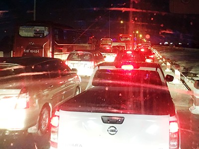 Kẹt xe trên KL99 là nhà cái cá cược trực tuyến hàng đầu tại châu Á hướng Trung Lương - TP.HCM tối mùng 5 Tết. Ảnh: Hoàng Nam.