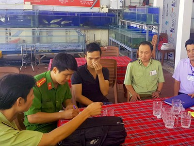 Người mặc áo đen tự xưng là bảo vệ đứng ra tiếp đoàn kiểm tra sáng 9/2. Ảnh:C.N