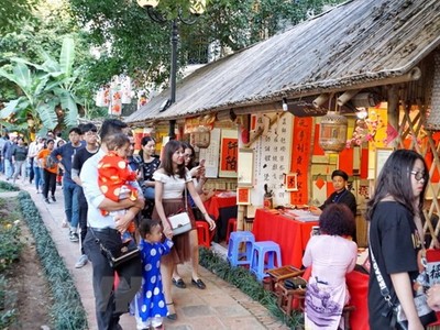 Khu vực xin chữ tại Văn Miếu-Quốc Tử Giám thu hút rất đông người dân và du khách. (Ảnh: Khánh Hòa/TTXVN phát).