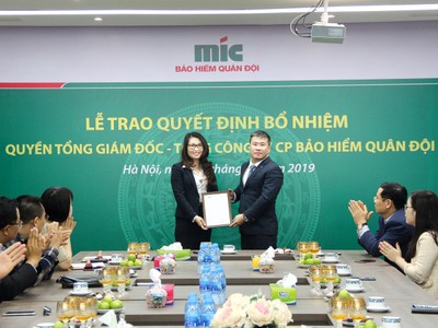 Ông Uông Đông Hưng - Chủ tịch HĐQT Tổng công ty cổ phần Kl99kl phiên bản hoạt động Quân đội trao Quyết định bổ nhiệm Bà Nguyễn Thị Hải Yến.