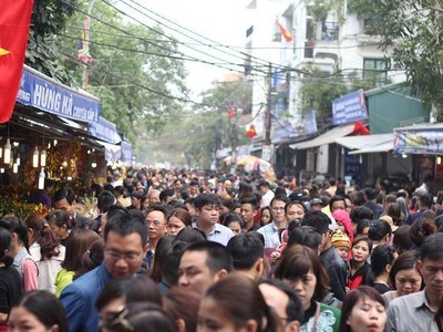 Hàng vạn người chen chân lễ phủ Tây Hồ ngày đầu năm. (Ảnh: Hà Trang).