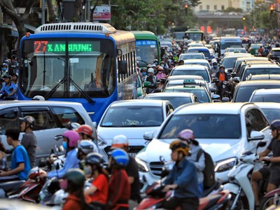 Đường phố Sài Gòn ken đặc ôtô, xe máy giờ cao điểm. Ảnh:Hữu Khoa.