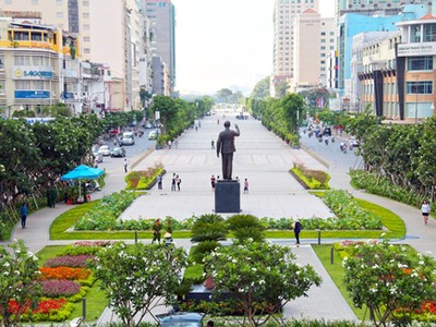 Hai bên phố đi bộ Nguyễn Huệ bị cấm xe tối cuối tuần. Ảnh: Hữu Công.