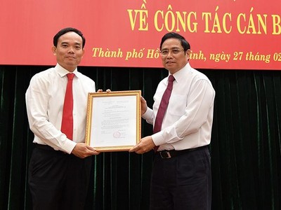 Đồng chí Phạm Minh Chính trao quyết định của Bộ Kl991.com tải ứng dụng cho đồng chí Trần Lưu Quang. Ảnh SGGP.