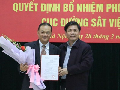 Bộ trưởng Nguyễn Văn Thể trao quyết định bổ nhiệm cho đồng chí Dương Hồng Anh.