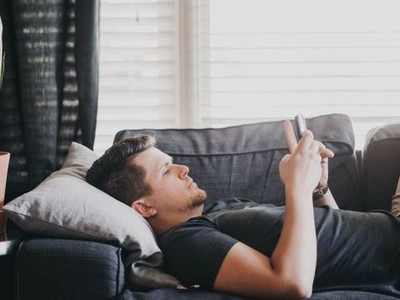 Không bỏ tiền mua cà phê mỗi sáng ngoài hàng, tự pha cà phê tại nhà và tiết kiệm số tiền đó.