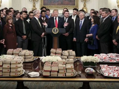 Tổng thống Trump mở tiệc ăn nhanh tại Nhà Trắng để mời đội bóng. (Ảnh: Getty)