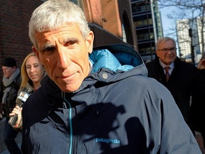 William Rick Singer rời khỏi tòa án ở Boston hôm 12/3. Ảnh: Reuters.