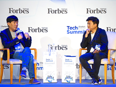 Ông Lee Jea-Woong - CEO SoCar (cầm mic, bên trái) và ông Nguyễn Bảo Hoàng - Chủ tịch Phoenix Holdings. Ảnh: Viễn Thông.