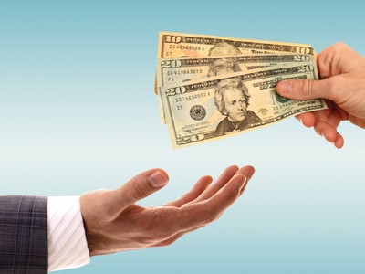 Lôi kéo khách hàng mới bằng hoa hồng là phạm pháp?