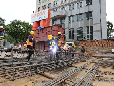 Kỹ sư, công nhân FECON trên công trường dự án Empire City (TP.HCM).
