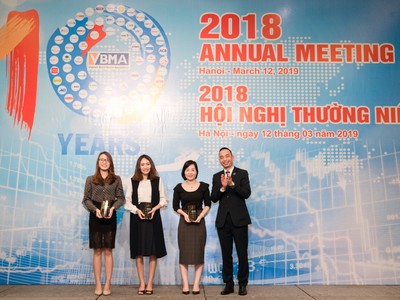 Đại diện MSB, bà Hồ Thị Quỳnh Hương - Giám đốc quản lý giao dịch Kl99kl Hoàn Trả Vô Tận Kl993 ưu đãi thưởng hấp dẫn (thứ 2 từ trái sang) nhận giải thưởng từ VBMA.