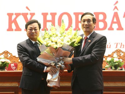Ông Bùi Minh Châu (phải), Bí thư Tỉnh ủy Phú Thọ tặng hoa chúc mừng tân Chủ tịch UBND tỉnh Phú Thọ Bùi Văn Quang. Ảnh: Báo Phú Thọ.