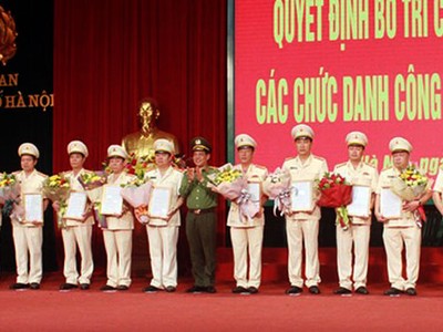 Các cán bộ, chiến sĩ nhận quyết định điều động về xã. Ảnh: Bộ Công an.