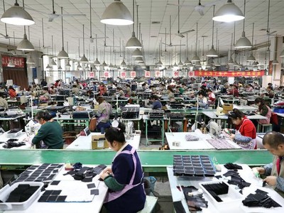 Các công ty nước ngoài đang tìm cách giảm bớt sự phụ thuộc vào các nhà máy Kl994 nhà cái bóng đá world cup ở Trung Quốc. (Ảnh: Reuters).