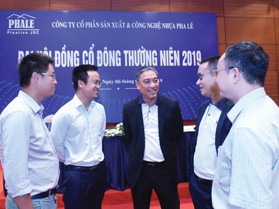 Ông Mai Thanh Phương (đứng giữa) đang trò chuyện cùng các cộng sự tại Nhựa Pha Lê.