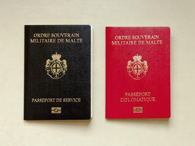 Hai mẫu hộ chiếu chính thức của “Dòng chiến sỹ toàn quyền Malta”.