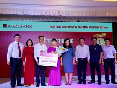Agribank trao sổ tiết kiệm 1 tỷ đồng cho khách hàng trúng Giải đặc biệt thứ nhất chương trình “Gửi tiền trúng lớn cùng Agribank”