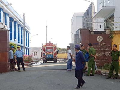 Xe chữa cháy đến hiện trường dập lửa. Ảnh: Sơn Hoà.