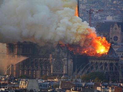 Ngọn lửa dữ dội tại Nhà thờ Đức Bà Paris hôm 15/4. Ảnh: AFP.