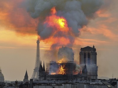 Khói và lửa bốc lên từ Nhà thờ Đức Bà Paris trong vụ hỏa hoạn hôm 15/4. Ảnh: Reuters.
