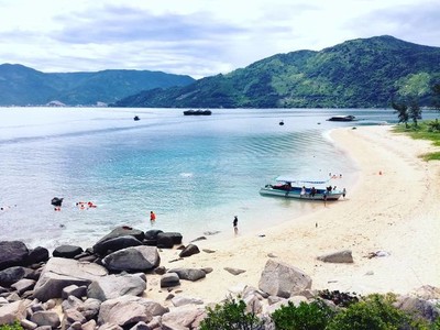 Biển ở Hòn Nưa trong xanh đặc biệt, vào những hôm trời nắng có thể soi xuống tận đáy nước.
