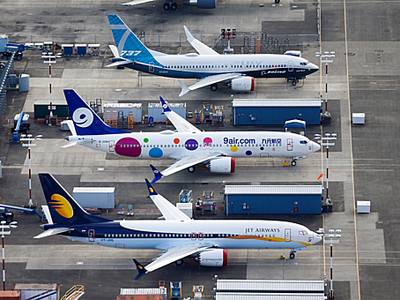 Máy bay 737 Max của một số hãng hàng không đang đỗ tại phi trường. Ảnh:  Reuters