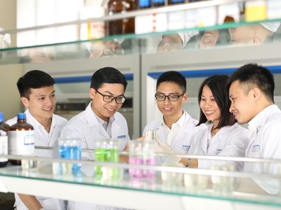 Các chuyên gia Phenikaa tại Trung Tâm R&D thuộc Kl994 game bài casino hấp dẫn
