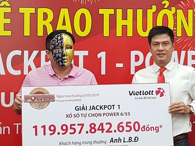 Ông Đ. nhận giải thưởng của Vietlott. (Ảnh: Zing).