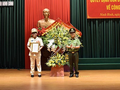 Thừa ủy quyền của Bộ trưởng Bộ Công an, trung tướng Nguyễn Văn Sơn trao quyết định cho đại tá Phạm Văn Sơn