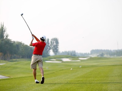 Đánh golf - môn thể thao của giới nhà giàu - đương nhiên được tỷ phú ưa chuộng. Ảnh: CNBC.