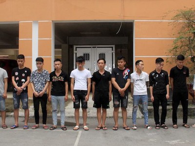 Nhóm nghi can tại cơ quan điều tra.