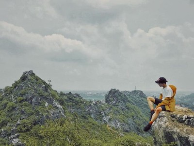 Được ví là “cao nguyên đá” ở Hà Nội, núi Trầm không hùng vĩ, cheo leo như các dãy núi cao Tây Bắc nhưng có vẻ hoang sơ, bình yên và thơ mộng. Ảnh: Quang Hải.