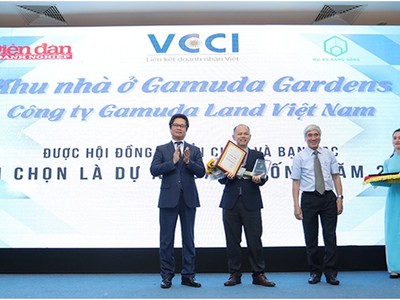 Ông Dennis Ng Teck Yow – Phó Tổng Giám Đốc Gamuda Land Việt Nam nhận Chứng nhận Dự án đáng sống 2019