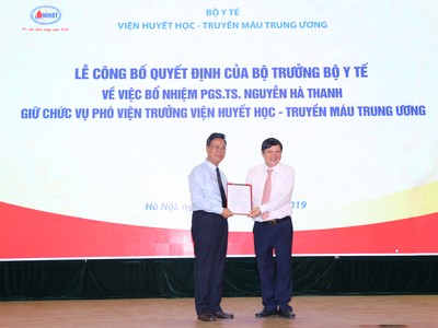 Thứ trưởng Nguyễn Viết Tiến trao quyết định và chúc mừng PGS.TS Nguyễn Hà Thanh.