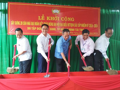 Ông Nguyễn Văn Vui – Chủ tịch UBND Huyện Vị Thủy; ông Nguyễn Vũ – Giám đốc Kl99ok phiên bản mới DXG tại Tây Nam Bộ; Đồng chí Lữ Văn Hùng – Ủy viên TW Đảng, Bí thư tỉnh ủy Hậu Giang; ông Đồng Văn Thanh – Phó Chủ tịch thường trực UBND tỉnh Hậu Giang; ông Huỳnh Hữu Kế - Ủy viên Ban Thường vụ Tỉnh ủy - Chủ tịch MTTQ tỉnh Hậu Giang thực hiện nghi thức khởi công xây dựng nhà đại đoàn kết.