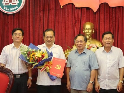 Lãnh đạo tỉnh Đắk Nông chúc mừng đồng chí Hà Trung Ký.