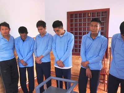 Các con bạc tại cơ quan công an.