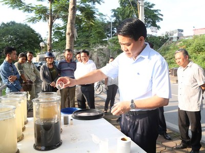 Ông Nguyễn Đức Chung kiểm tra công nghệ xử lý ô nhiễm sông Tô Lịch.